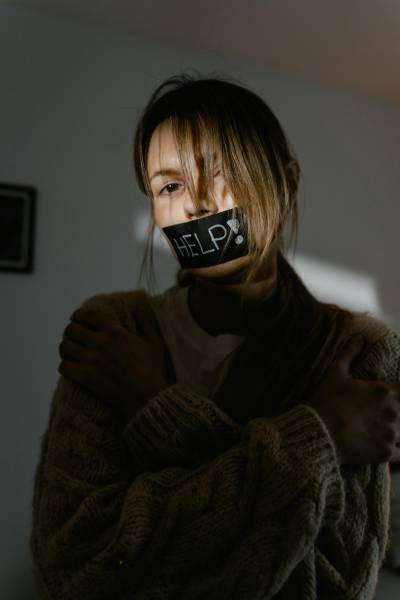 Hypnothérapeute à Éguilles spécialisée en EMDR accompagnant une personne marquée par des violences conjugales à apaiser ses traumatismes