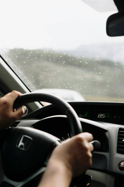 Permis de conduire : quand le stress prend le volant… et comment l’hypnose peut aider à dépasser le blocage, quelques séances peuvent tout changer.